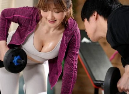 Chàng trai số hưởng và nữ PT gợi cảm chén nhau