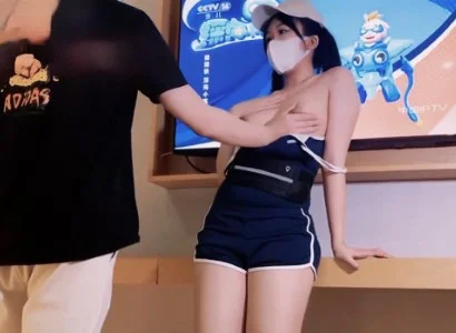 Người bán TV xinh đẹp và chàng khách hàng may mắn