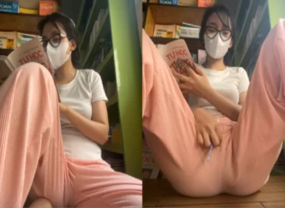 Em gái vừa đọc sách vừa đút sextoy vào lồn