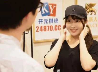 Em gái giao hàng dễ tính dễ tính khi nhận hàng