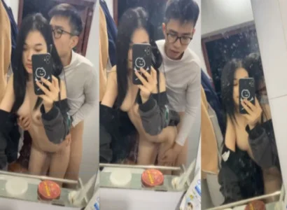 Đôi sinh viên trẻ ân ái nhau trước gương