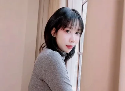 Người thuê nhà dễ thương đến thuê nhà và làm tình với chủ