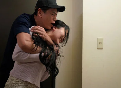 Nữ ca sĩ bị người hâm mộ cưỡng bức vì nhan sắc làm phát điên
