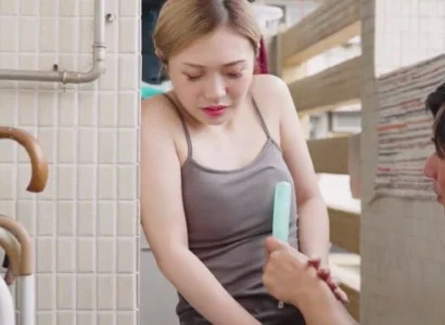 Cặp vợ chồng trẻ giúp em dâu làm cha mẹ